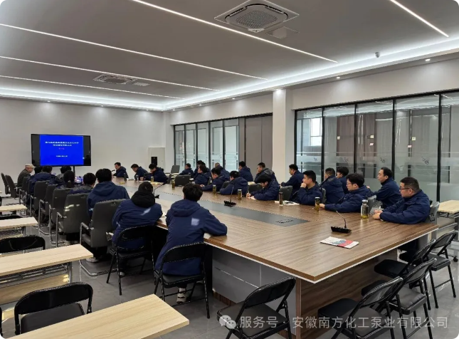 Mou Jiegang professzor a kínai Jiliang Egyetemről ellátogatott az Anhui South Chemical Pump Co., Ltd.-be, hogy speciális képzést tartson a centrifugálszivattyúkkal kapcsolatban.